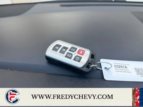 Used 2019 Toyota Sienna Limited Premium w/ Carpet Mat Package FWD image 26