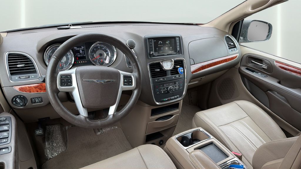 Used 2015 Chrysler Town & Country Touring-L w/ Driver Convenience Group FWD image 14