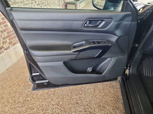 Used 2025 Nissan Pathfinder SV AWD/4WD image 9