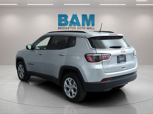 Used 2024 Jeep Compass Latitude AWD/4WD image 8