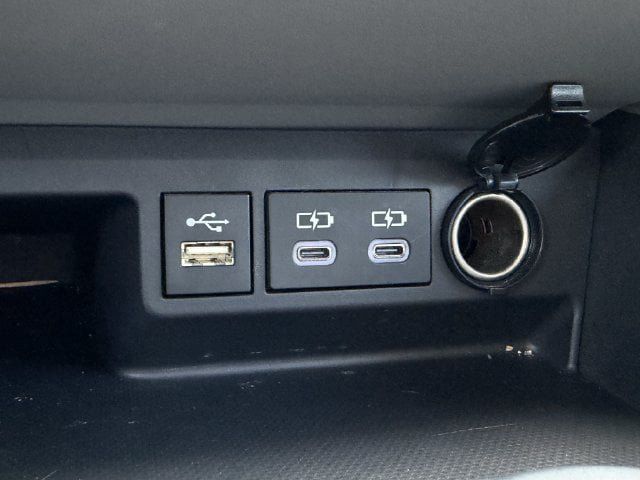 Used 2025 Toyota Highlander LE FWD image 19
