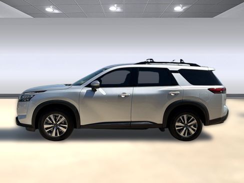 Used 2023 Nissan Pathfinder SV AWD/4WD image 2