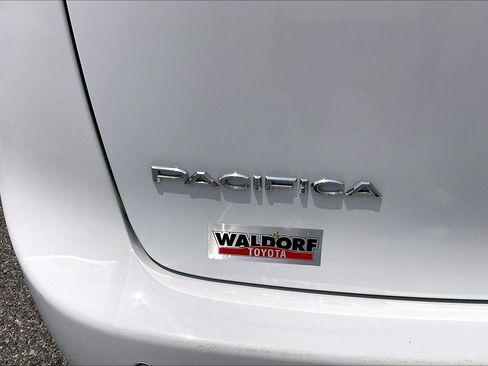 Used 2024 Chrysler Pacifica Touring-L FWD image 10