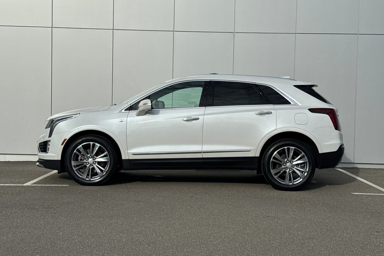 Used 2024 Cadillac XT5 Premium Luxury FWD image 2