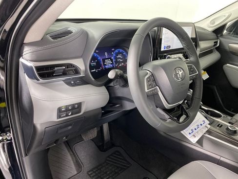 New 2026 Toyota Highlander Platinum image 11
