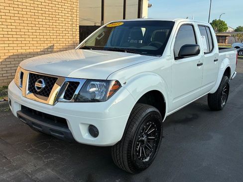 Used 2015 Nissan Frontier SV image 1