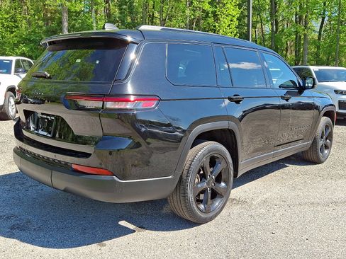 Used 2023 Jeep Grand Cherokee L Limited w/ Black Appearance Package AWD/4WD image 6