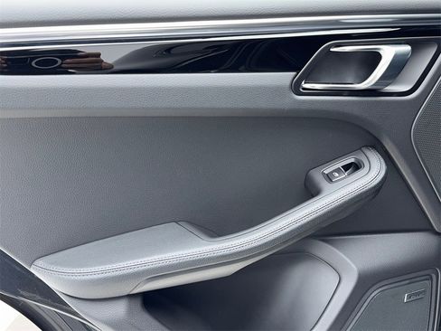 Used 2025 Porsche Macan w/ Premium Package Plus image 42