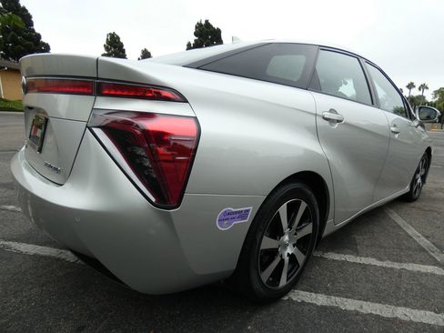 Used 2019 Toyota Mirai image 7