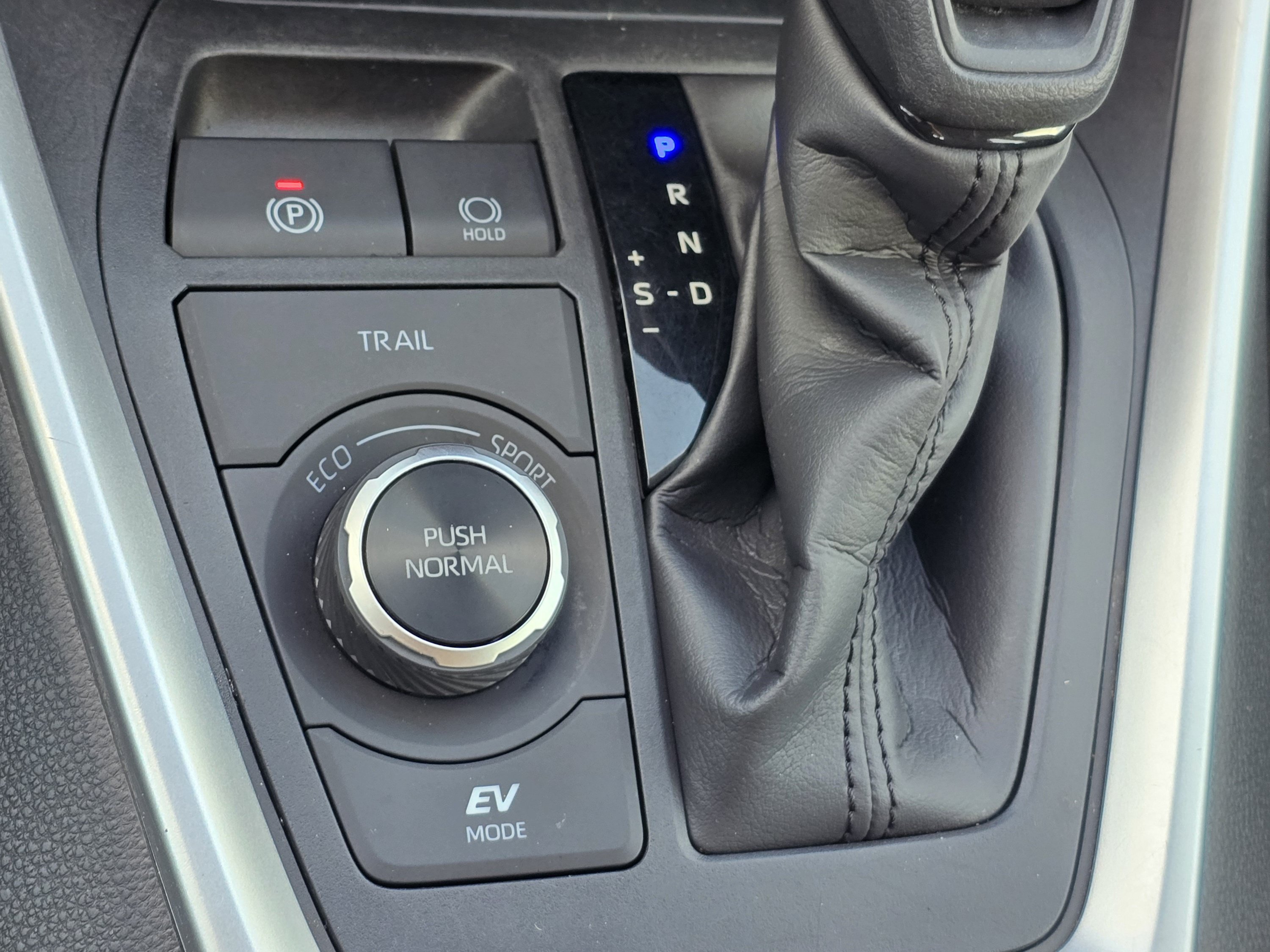 Used 2025 Toyota RAV4 XLE AWD/4WD image 11