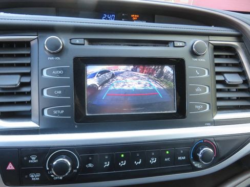 Used 2019 Toyota Highlander LE AWD/4WD image 18