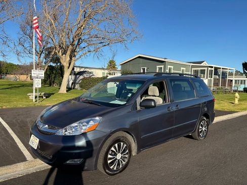 Used 2009 Toyota Sienna CE image 7