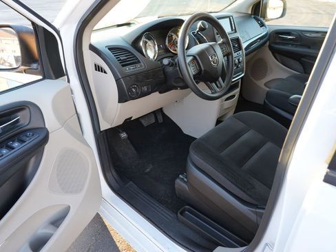 Used 2018 Dodge Grand Caravan SE w/ UConnect Hands-Free Group image 13