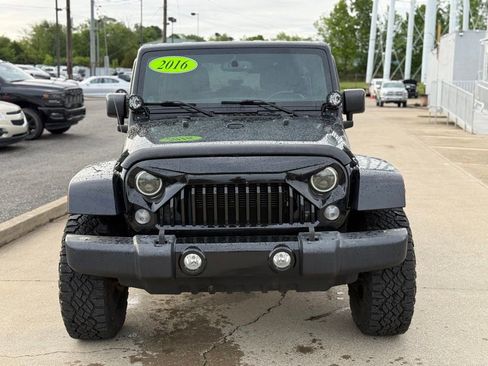 Used 2016 Jeep Wrangler Unlimited Sahara AWD/4WD image 3