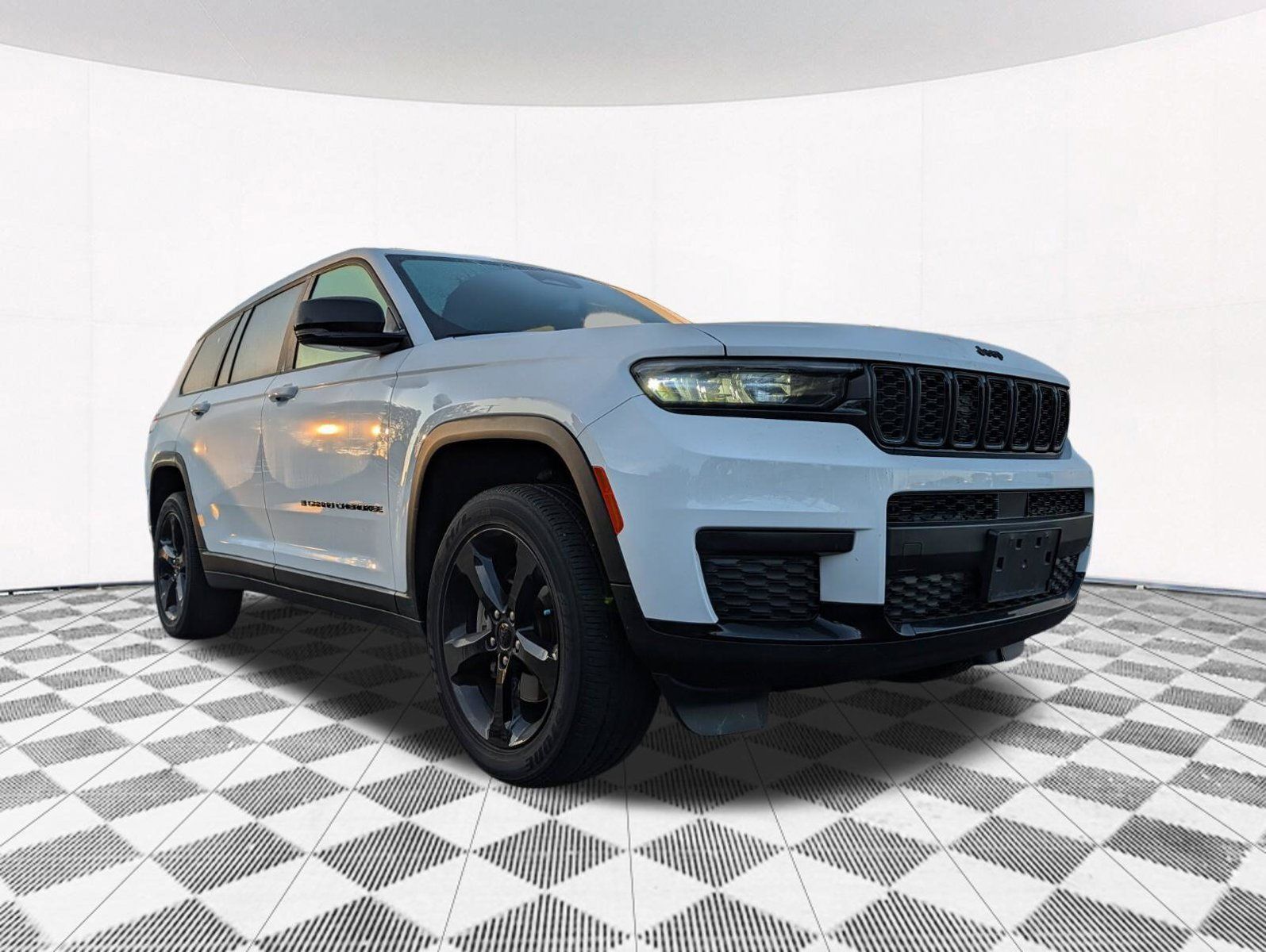 Used 2023 Jeep Grand Cherokee L Altitude AWD/4WD image 13