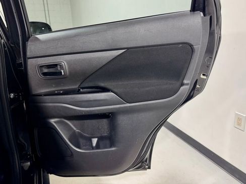 Used 2016 Mitsubishi Outlander SE image 29