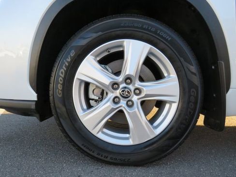 Certified 2022 Toyota Highlander LE image 6