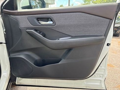 Used 2023 Nissan Rogue SV image 39