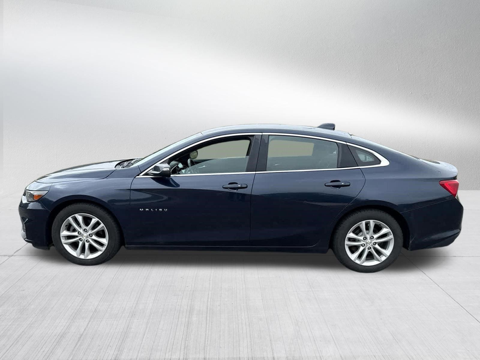 Used 2017 Chevrolet Malibu LT FWD image 4