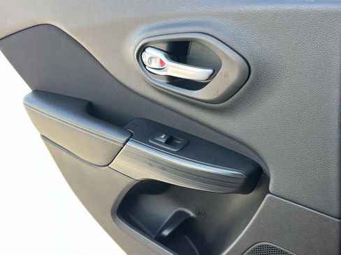 Used 2015 Jeep Cherokee Latitude FWD image 16