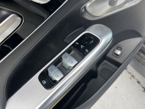 Used 2025 Mercedes-Benz GLC 300 4MATIC image 15