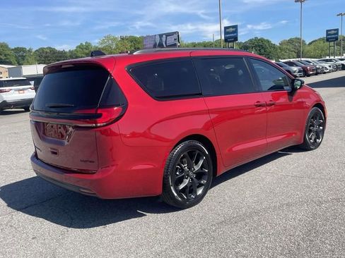 Used 2025 Chrysler Pacifica Limited FWD image 3