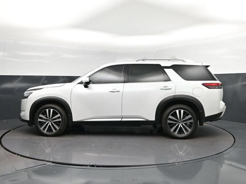 Used 2025 Nissan Pathfinder Platinum FWD image 4