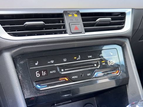 Certified 2025 Volkswagen Taos SE FWD image 5