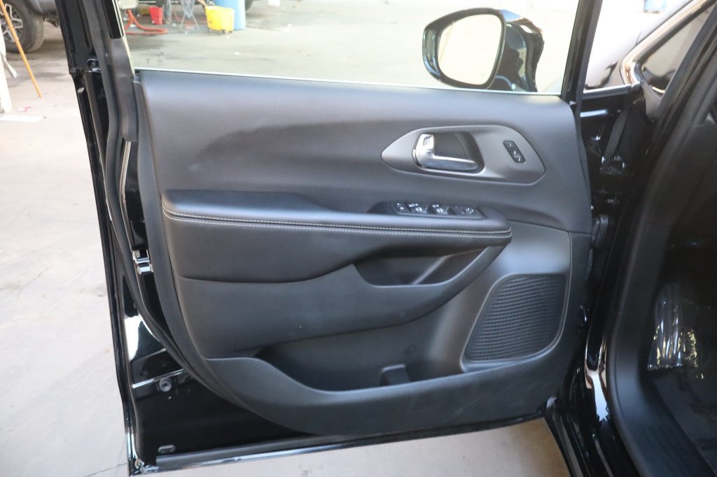Used 2026 Chrysler Pacifica Select FWD image 19