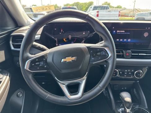 Used 2025 Chevrolet TrailBlazer LT w/ Convenience Package FWD image 2