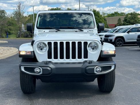 Certified 2023 Jeep Gladiator Sport AWD/4WD image 2