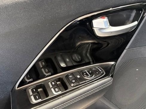 Used 2021 Kia Niro EX w/ Cold Weather Package FWD image 14