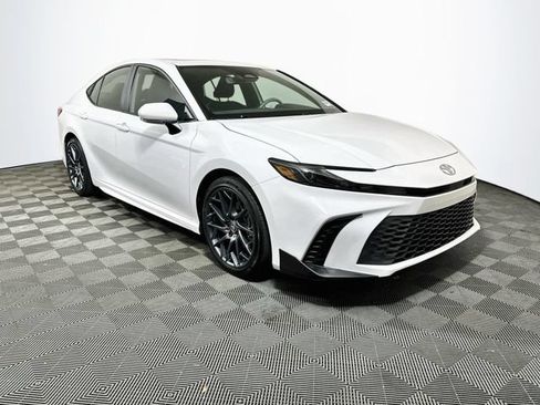 Used 2025 Toyota Camry SE w/ Convenience Package FWD image 1