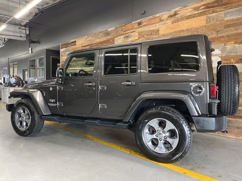 Used 2017 Jeep Wrangler Unlimited Sahara w/ Connectivity Group AWD/4WD image 36