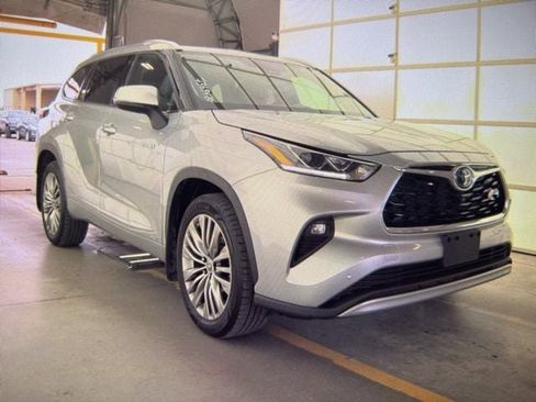 Used 2021 Toyota Highlander Platinum image 1