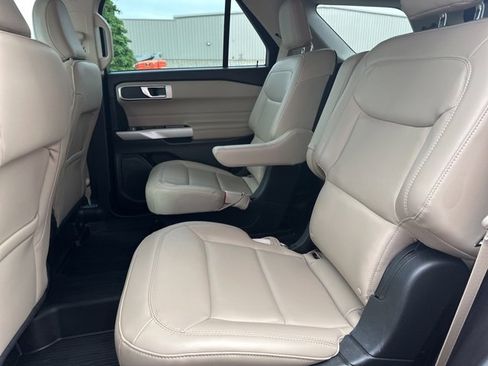 Used 2022 Ford Explorer XLT w/ Equipment Group 202A image 5