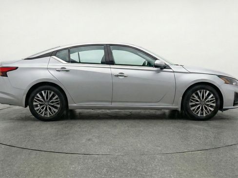 Used 2025 Nissan Altima 2.5 SV image 11