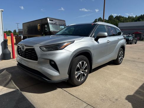 Used 2025 Toyota Highlander XLE AWD/4WD image 7