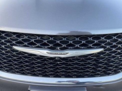 Used 2021 Chrysler Pacifica Touring image 10