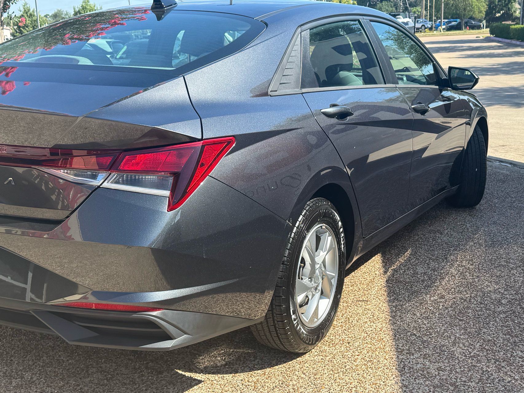 Used 2021 Hyundai Elantra SE FWD image 4