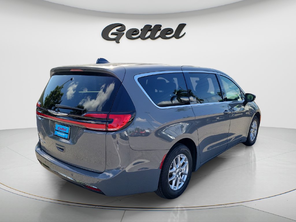 Used 2025 Chrysler Pacifica Select FWD image 4