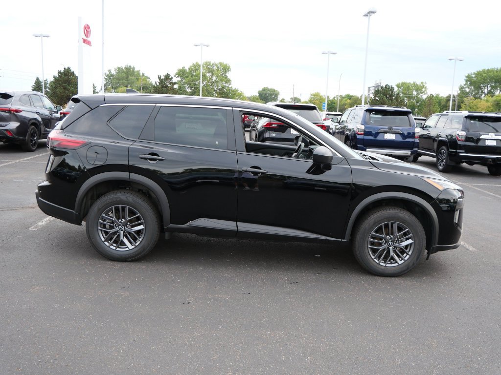 Used 2025 Nissan Rogue S AWD/4WD image 4