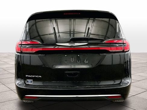 Used 2022 Chrysler Pacifica Touring-L FWD image 4
