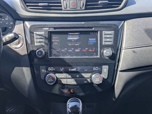 Used 2019 Nissan Rogue SV w/ Premium Package image 19