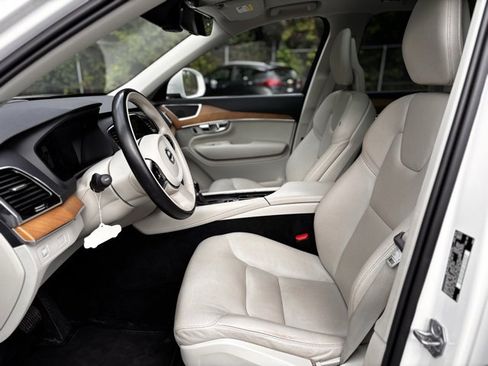 Used 2021 Volvo XC90 T6 Momentum image 6
