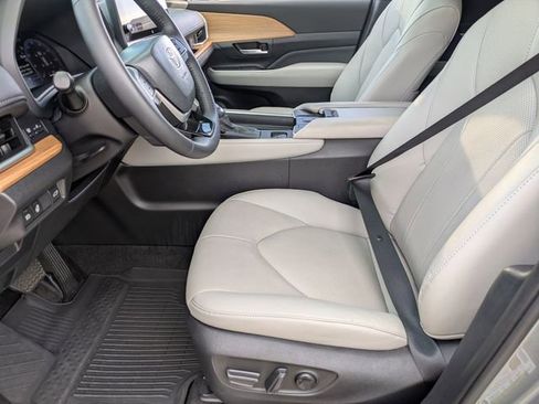 Used 2025 Toyota Grand Highlander image 21