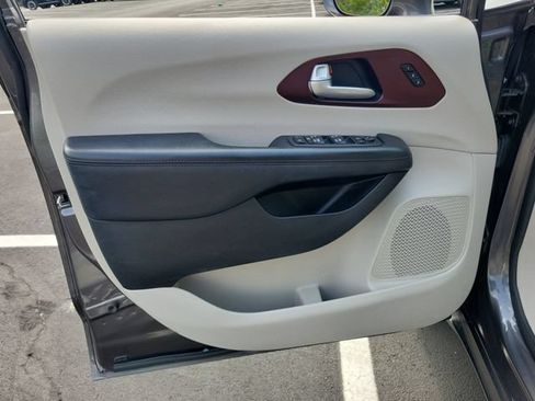 Used 2018 Chrysler Pacifica Limited w/ Tire & Wheel Group FWD image 37