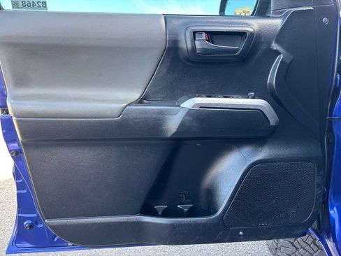 Used 2022 Toyota Tacoma SR5 w/ Technology Package image 8