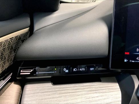 Certified 2024 BMW 530i xDrive w/ M Sport Package image 33