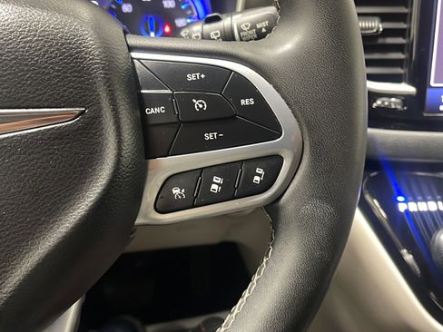 Used 2023 Chrysler Pacifica Touring-L FWD image 7
